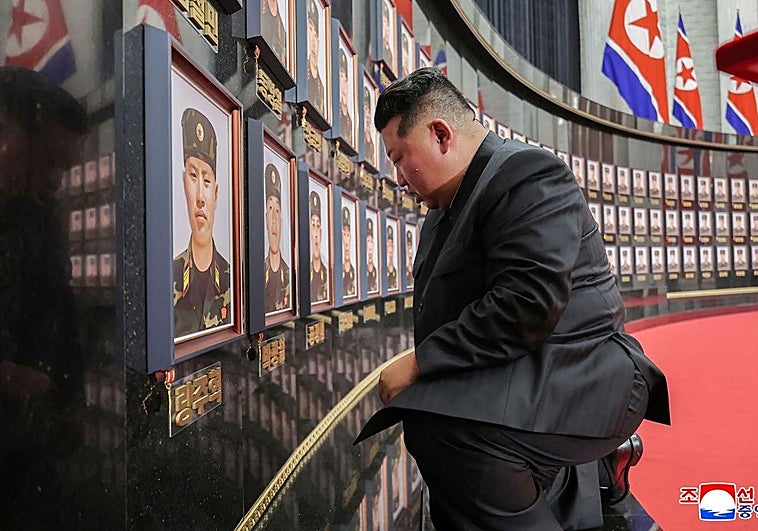 Kim Jong-un, líder norcoreano, homenajea a los soldados que combatieron en la guerra de Ucrania.