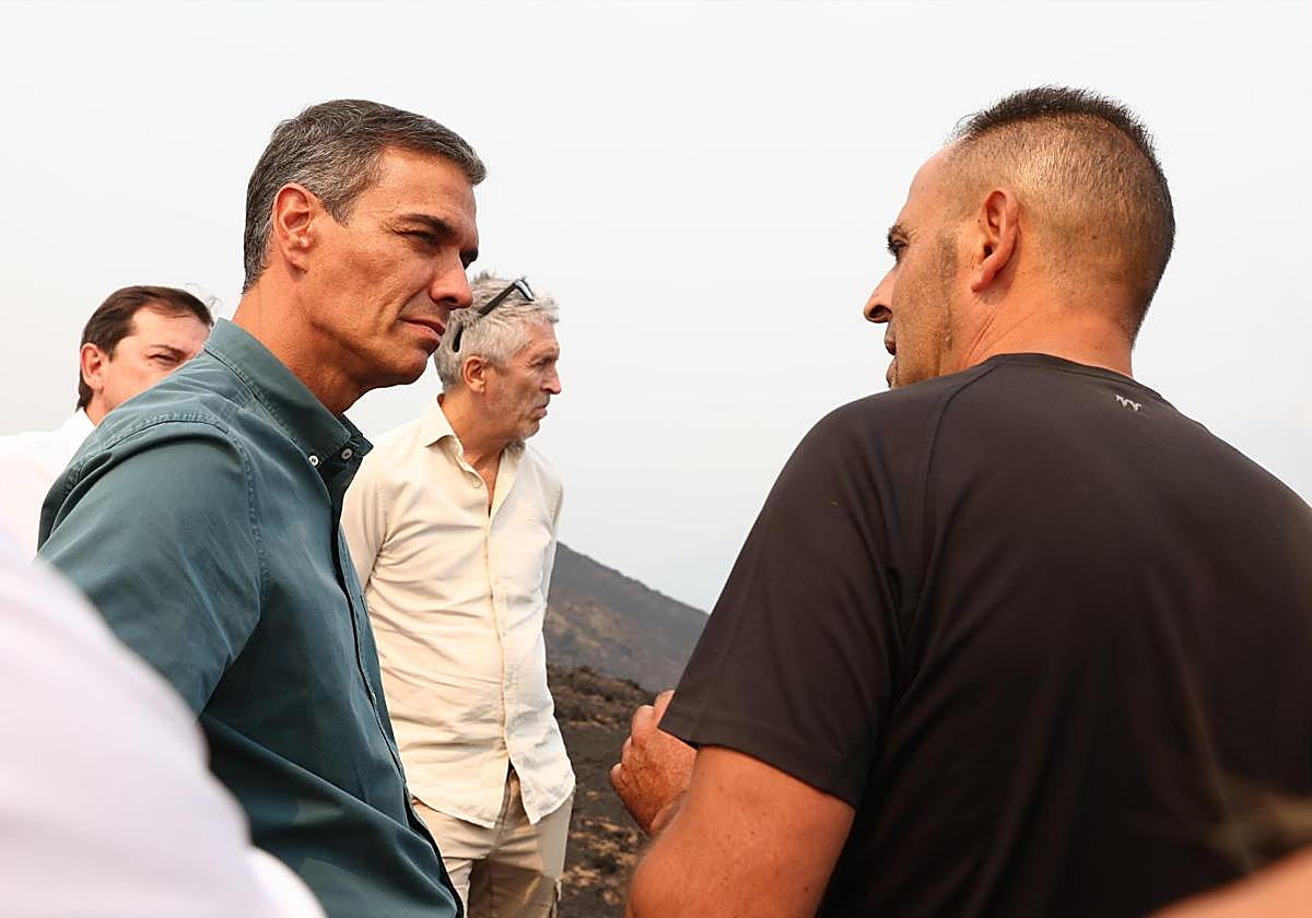 El presidente Pedro Sánchez habla con uno de los afectados en la provincia de León.