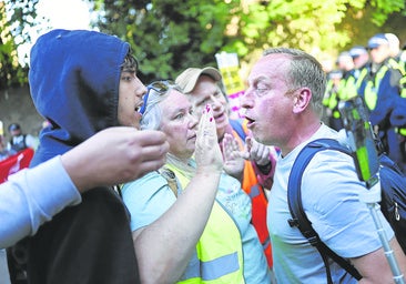 Choque en el Reino Unido entre manifestantes a favor y en contra de la inmigración
