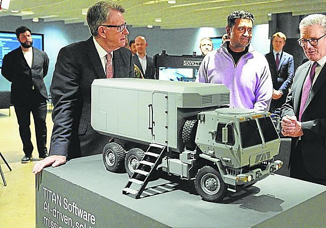 El primer ministro británico, Keir Starmer, a la derecha, durante una visita a la sede de la compañía