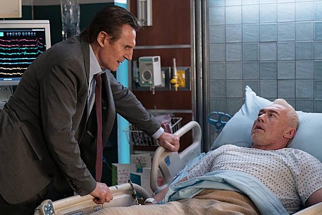 Liam Neson y Kevin Durand en 'Agárralo como puedas'.
