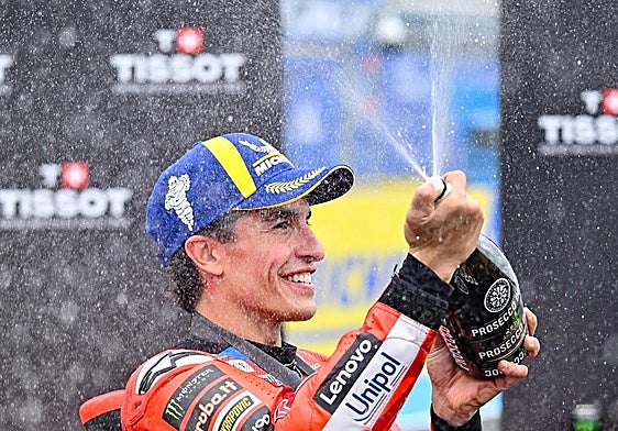 Marc Márquez celebra su victoria en el sprint del GP de Hungría.