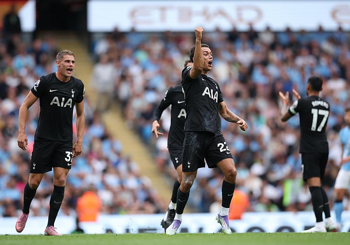 Los jugadores del Tottenham celebran el primer gol del partido.
