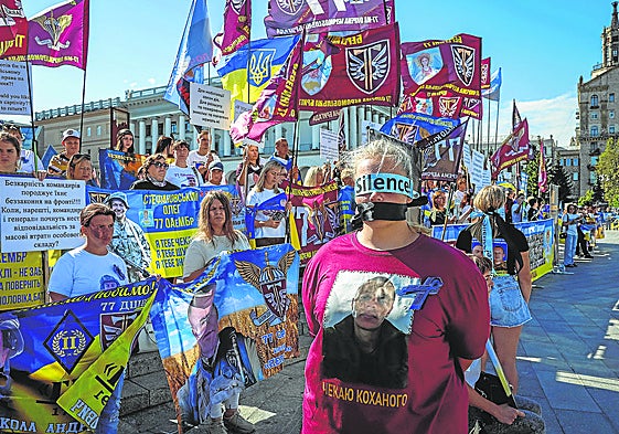 Una mujer con el rostro tapado y la fotografía de un soldado desaparecido, durante la celebración en Ucrania del Día de la Indpendencia.