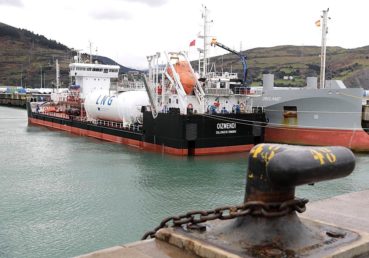 El puerto de Bilbao acgió en 2018 la primera operacóîn de carga de gas natural licuado (GNL) de un barco a otro que se realizaba en todo el Arco Atlántico y el Mediterráneo.