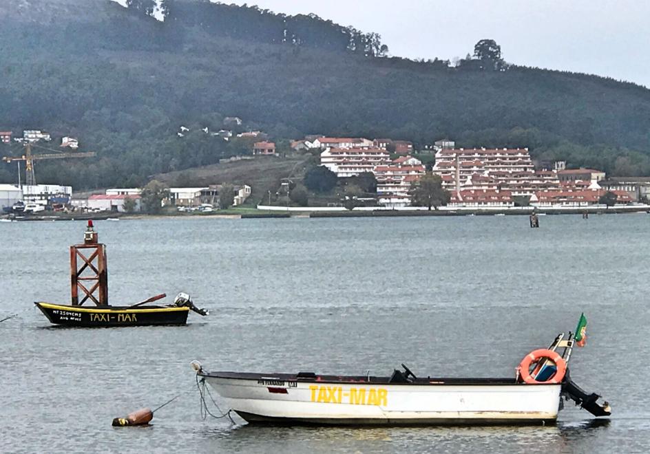 Caminha. La barca taxi cruza desde A Guarda a Caminha sobre el Miño y el Atlántico.