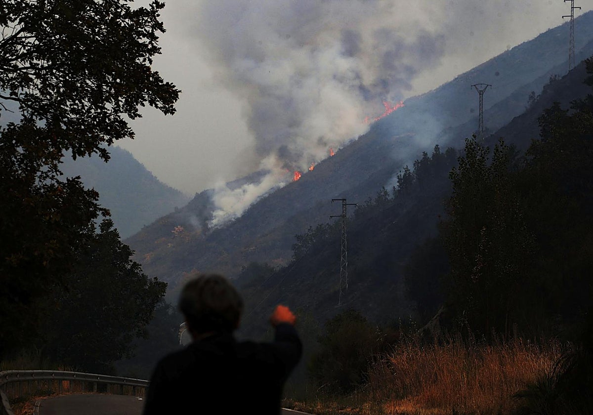 El viento y los focos en alta montaña siguen dificultando la extinción del incendio en el municipio leonés de Igüeña, catalogado de nivel de riesgo dos.
