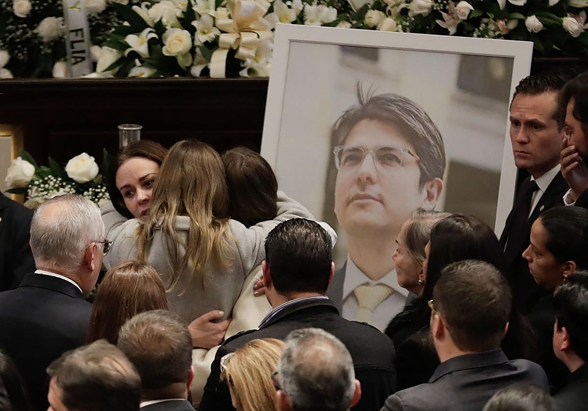 Un retrato del asesinado Miguel Uribe en su velatorio.