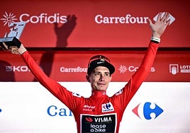 Jonas Vingegaard, con el maillot rojo de líder de La Vuelta.