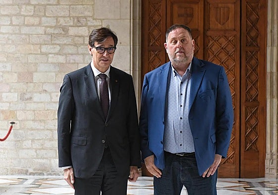 l presidente de la Generalitat, Salvador Illa (i), y el presidente de ERC, Oriol Junqueras (d), en febrero de 2025