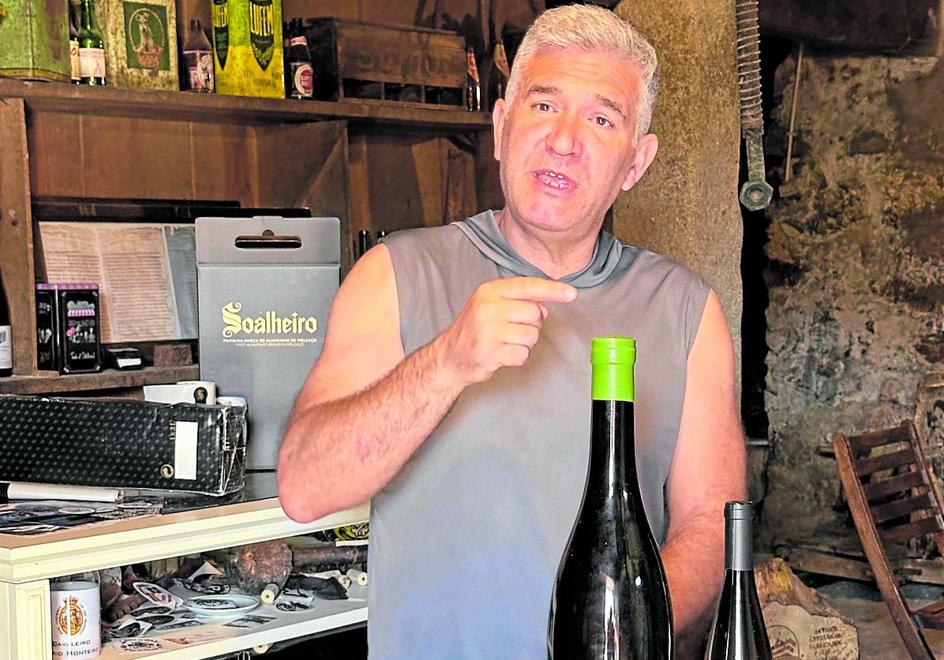 Albariño fronterizo. Mario con su vino Aquí Começa Portugal.