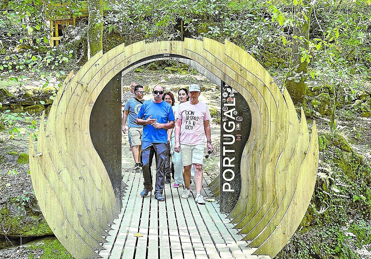 Un puente helicoidal. Cruzando la frontera en Cevide.