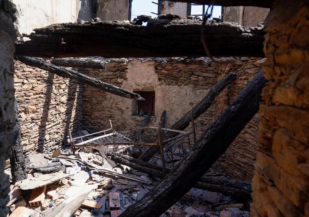 Imagem principal - acima, o interior da casa queimou em San Xulian. Abaixo, mangueiras e pás para desligar o fogo e os arredores do San Xulian com todo o Monte Quemado.