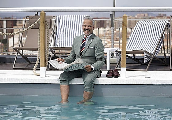 González posa en la piscina de su hotel, en Málaga.
