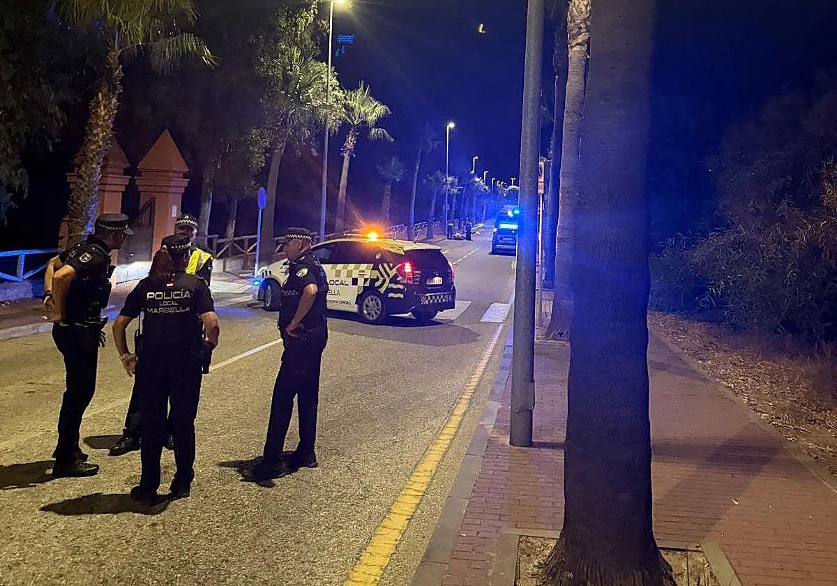 Agentes de la Policía Local de Marbella, la noche de autos, en el lugar del accidente.
