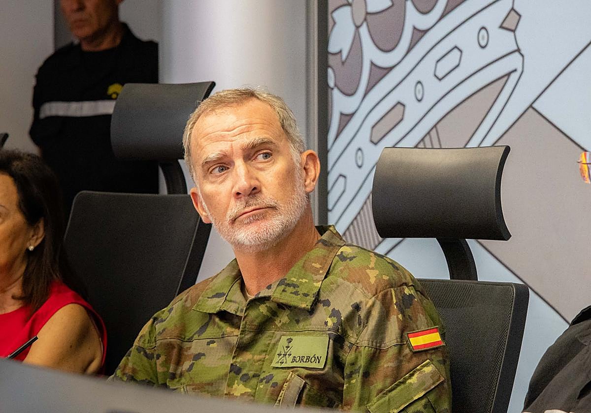 El Rey Felipe VI durante su visita al Cuartel General de la UME.