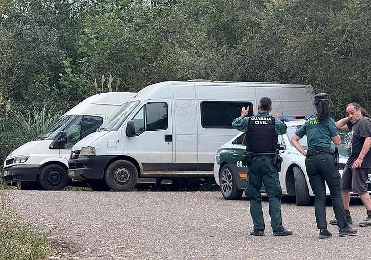 Dos guardias civiles, con uno de los asistentes a la rave, este lunes por la mañana.