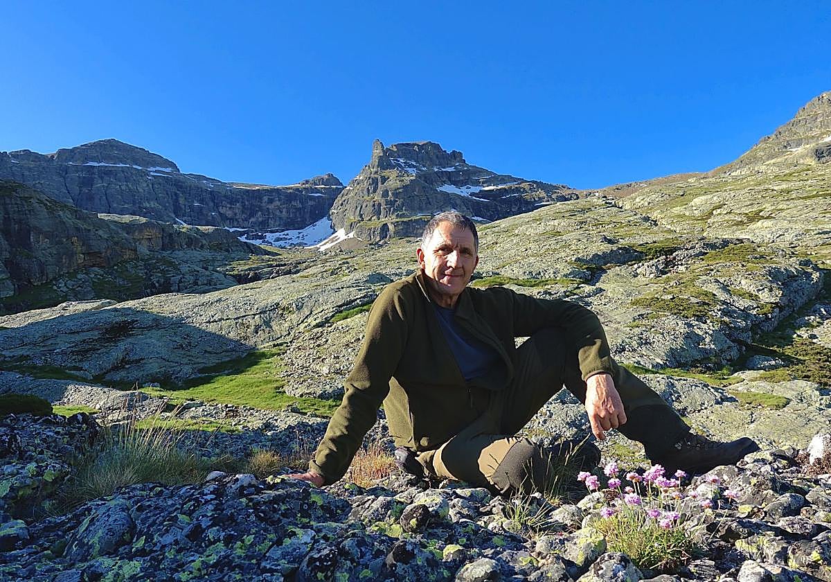 Tino García Cayón posa con el Curavacas, con restos de nieve, detrás.