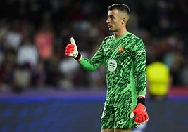 Iñaki Peña, durante un partido con el Barça.