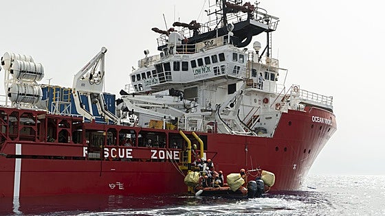 La Guardia Costera libia tirotea a uno de los barcos humanitarios que socorren a inmigrantes en el Mediterráneo