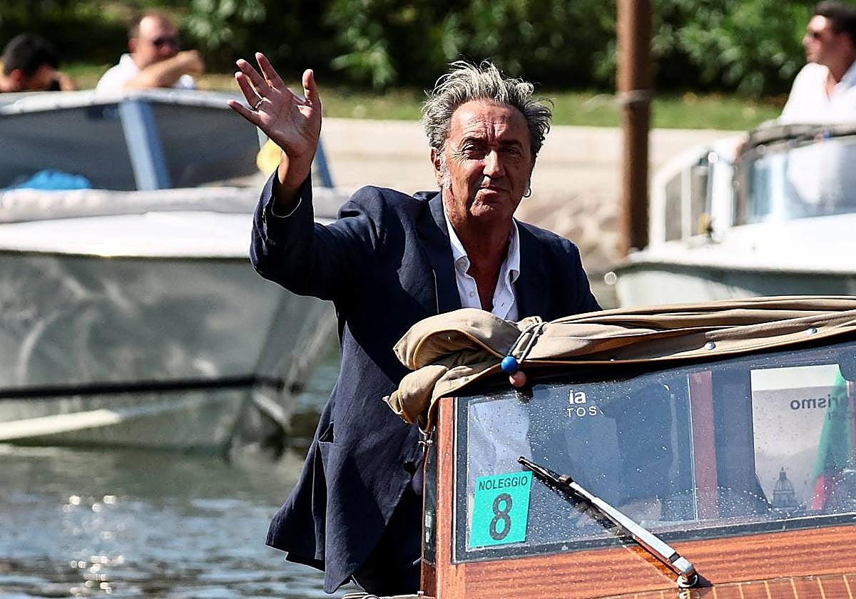 Paolo Sorrentino llega a Venecia, que inaugura su 82 edición con su película 'La grazia'.