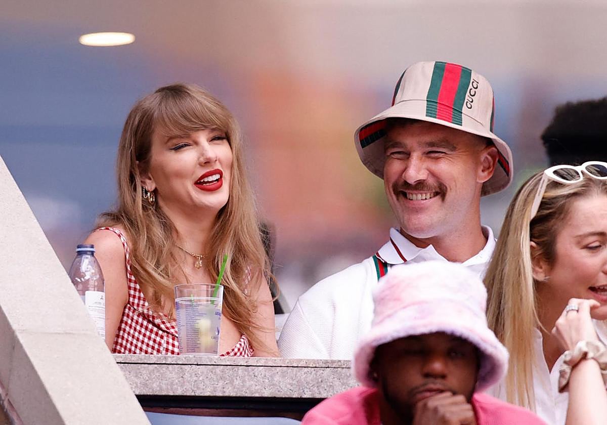 La cantante Taylor Swift y el jugador de fútbol americano de los Kansas City Chiefs, Travis Kelce