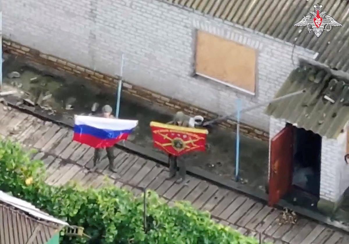 Soldados rusos muestran banderas para demostrar sus avances en Dnipropetrovsk