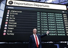 Nigel Farage con su panel de deportaciones.