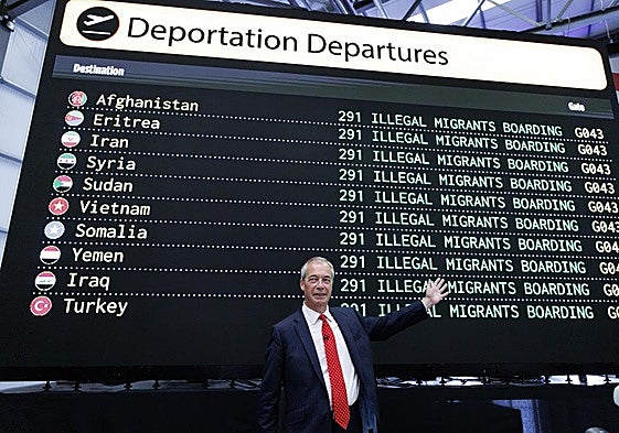 Nigel Farage con su panel de deportaciones.