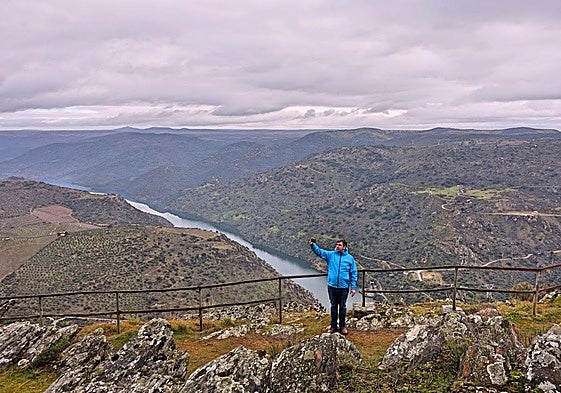 Un 'selfie' con vistas. Un turista se fotografía en Las Arribes