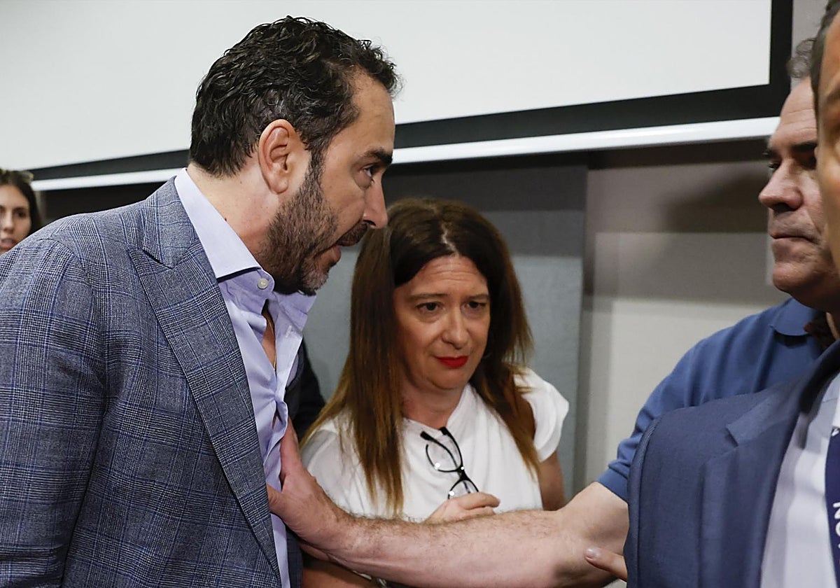 El empresario Víctor de Aldama, investigado en el 'caso Koldo', irrumpe en la rueda de prensa de la exmilitante del PSOE Leire Díez, en junio pasado.