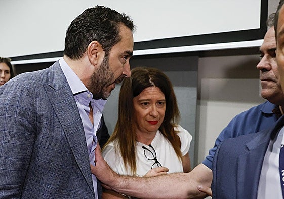 El empresario Víctor de Aldama, investigado en el 'caso Koldo', irrumpe en la rueda de prensa de la exmilitante del PSOE Leire Díez, en junio pasado.