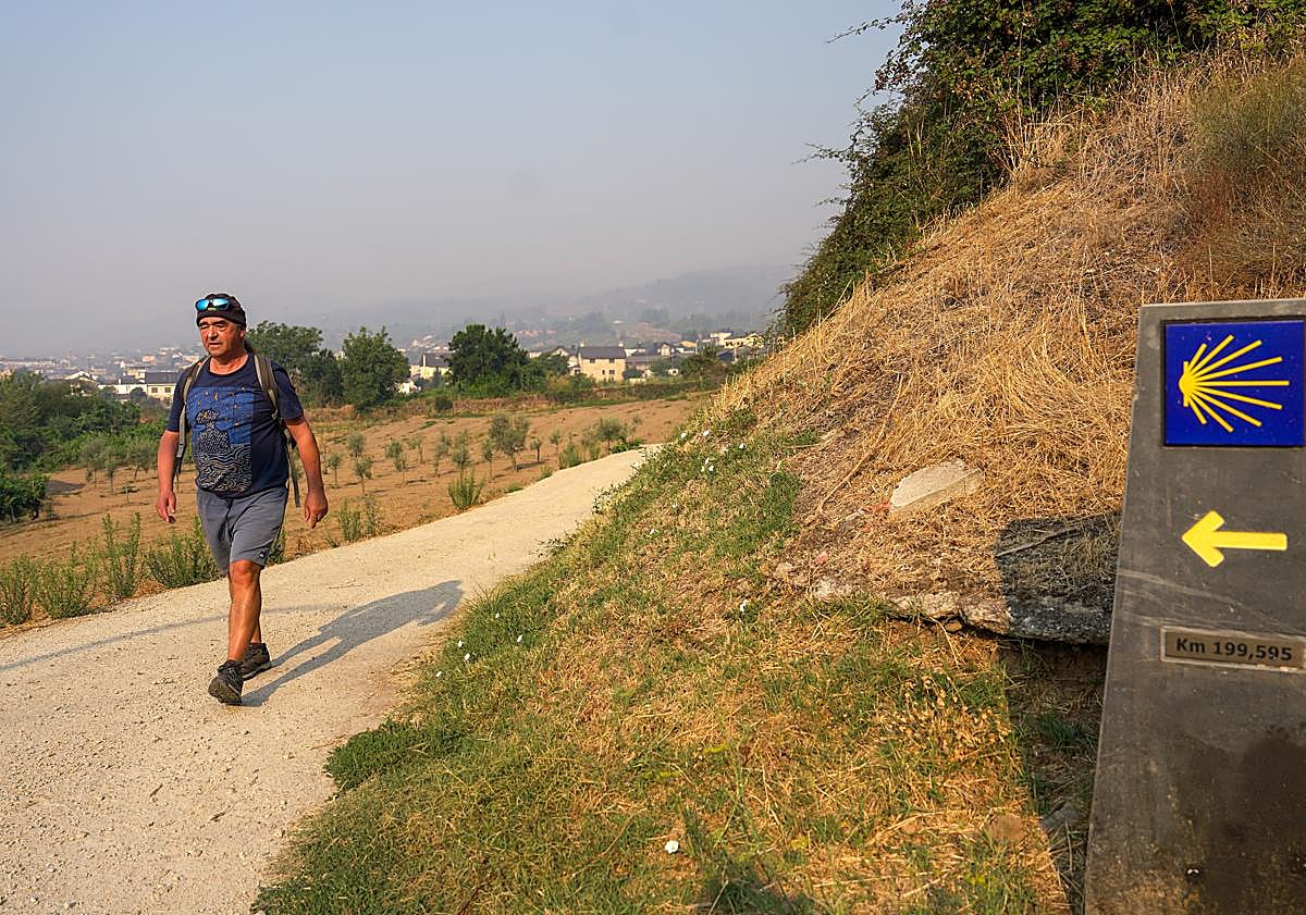 Imagem principal - acima, um peregrino viaja pelo Camino de Santiago. Abaixo, uma cabeça de abrigo e as escadas com sapatos de outro refúgio para peregrinos. 