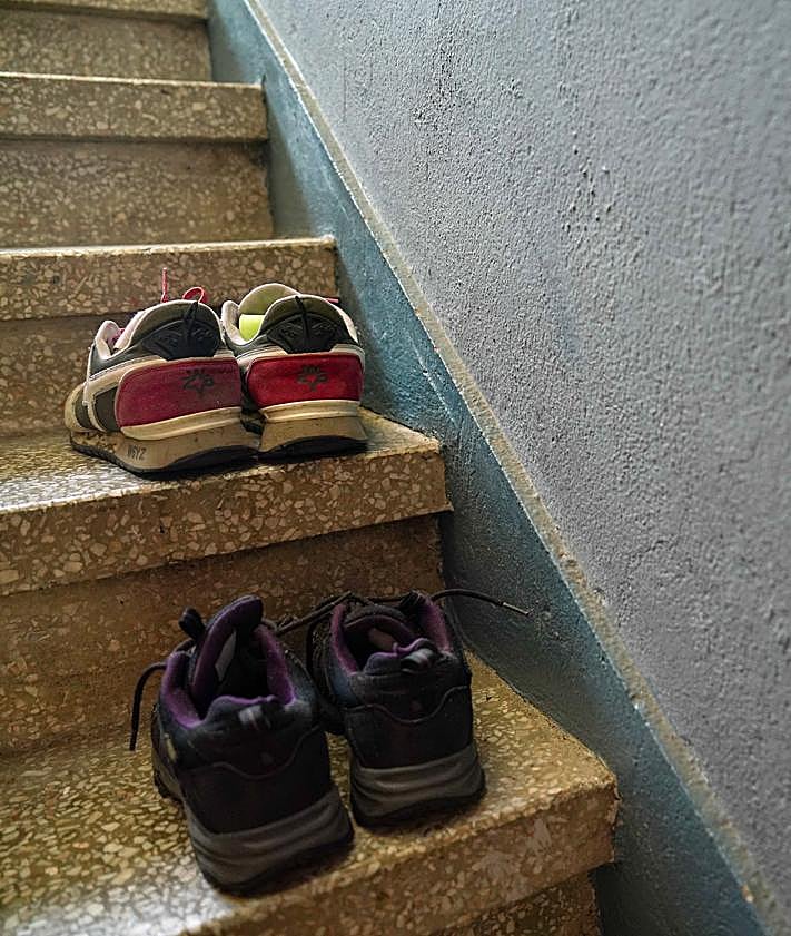 Imagem secundária 2 - Acima, um peregrino viaja pelo Camino de Santiago. Abaixo, uma cabeça de abrigo e as escadas com sapatos de outro refúgio para peregrinos. 