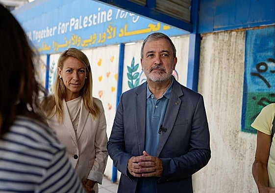 El alcalde de Barcelona, Jaume Collboni, durante su visita al nuevo campamento de refugiados palestinos de la Agencia de la ONU para los Refugiados Palestinos (UNRWA) en las afueras de Amán, en Jordania.