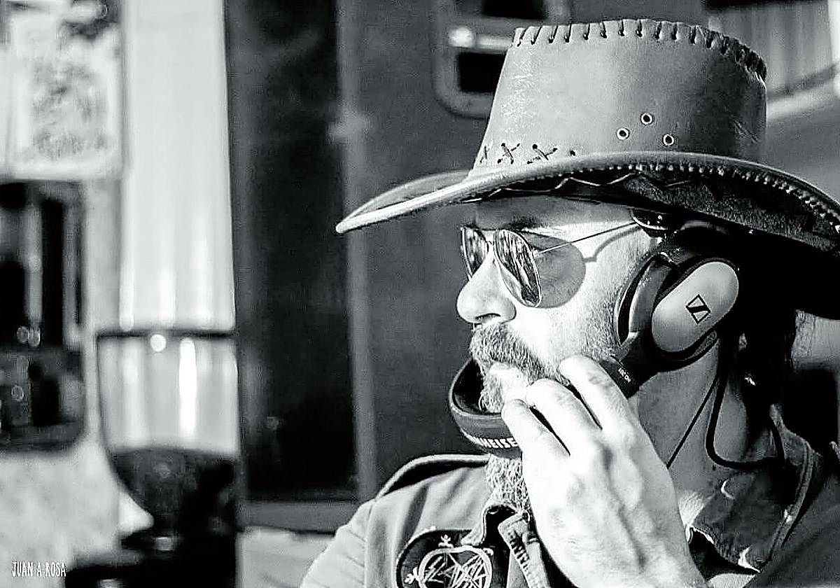 Iván 'Guirimbi' poniendo música.