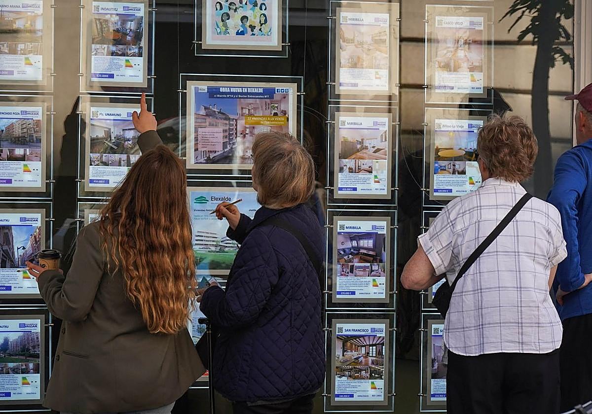 Anuncios en una inmobiliaria.