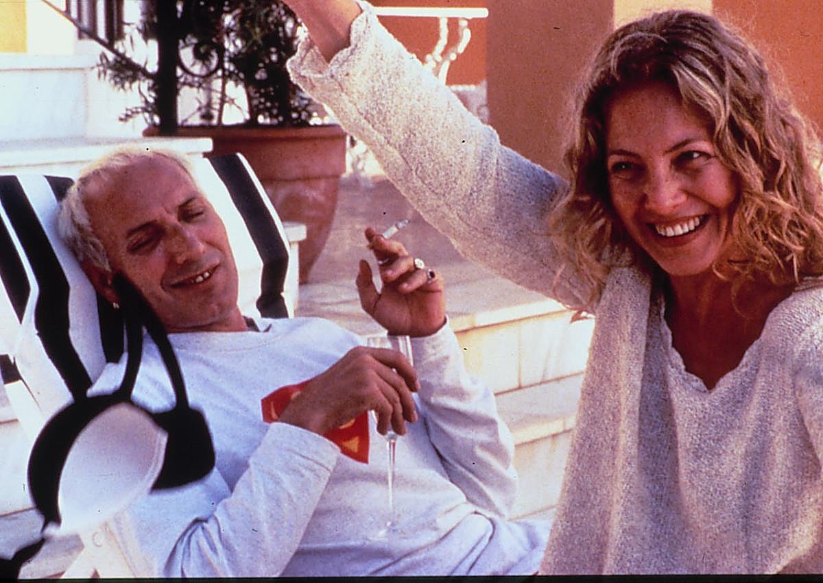 Imagen secundaria 1 - Eusebio Poncela junto a Antonio Banderas en 'La ley del deseo', con Cecilia Roth en 'Martín Hache' y como el cardenal Cisneros en la serie 'Isabel'.