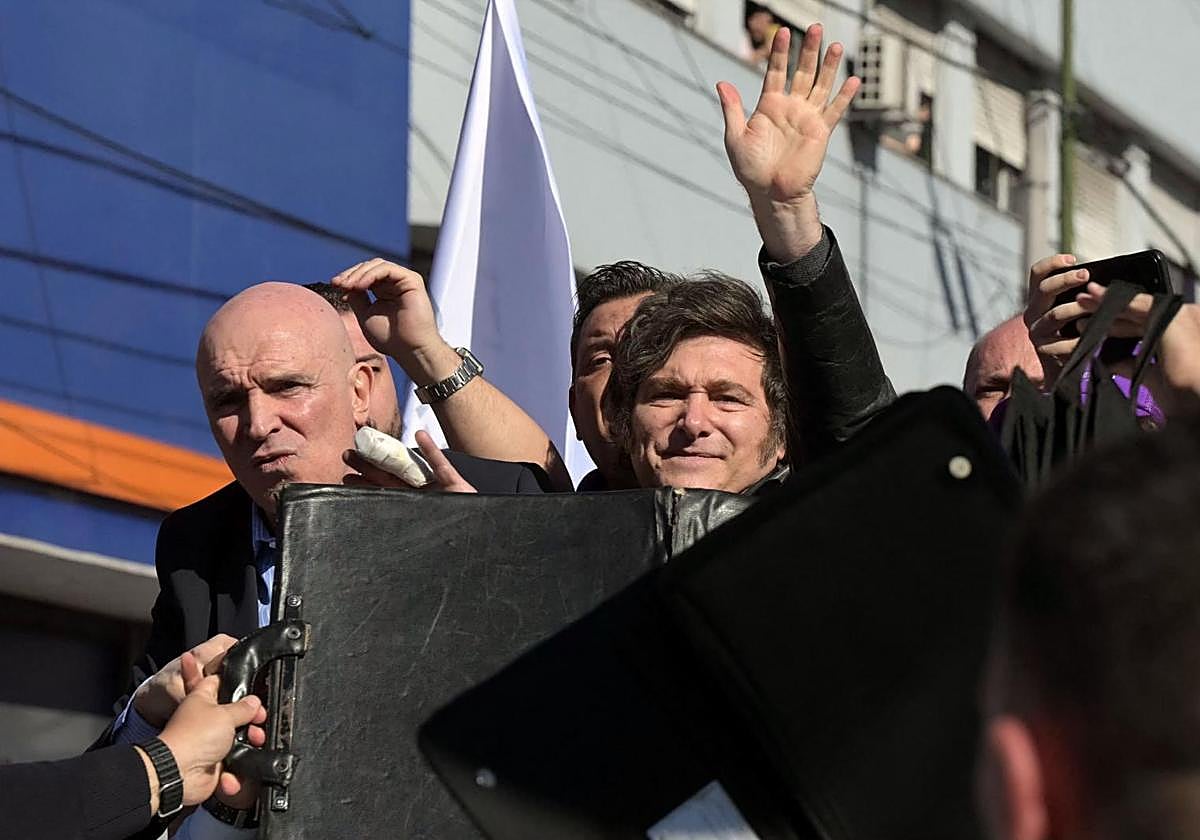 Guardaespaldas protegen al presidente de Argentina, Javier Milei.