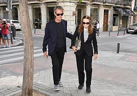 Ramón Arcusa y su esposa Shura Hall, a su llegada a la capilla ardiente de Manuel de la Calva