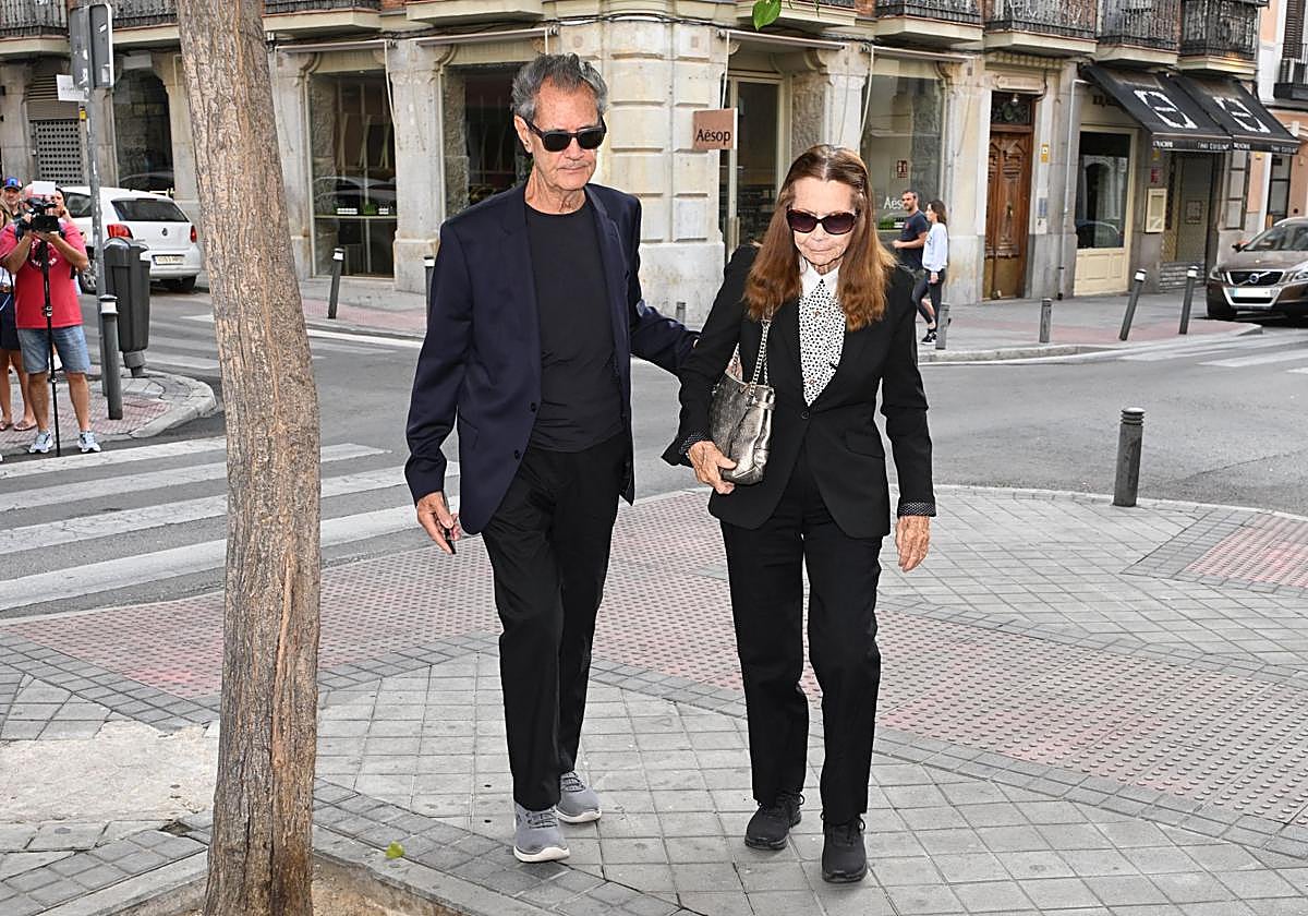 Ramón Arcusa y su esposa Shura Hall, a su llegada a la capilla ardiente de Manuel de la Calva