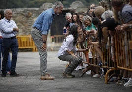 Los Reyes, este miércoles durante su visita a la Casa Parque Natural del Lago de Sanabria para conocer de primera mano la evolución de los incendios.
