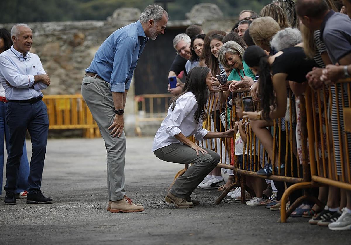 Los Reyes, este miércoles durante su visita a la Casa Parque Natural del Lago de Sanabria para conocer de primera mano la evolución de los incendios.