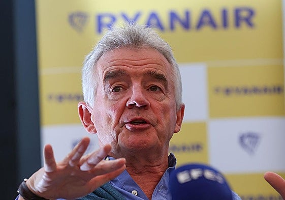 El director ejecutivo del grupo, Michael O'Leary, habla durante una rueda de prensa en Bruselas