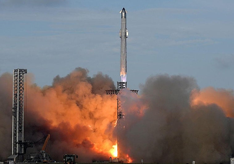 El cohete gigante de Musk vuela por fin sin explotar en el aire