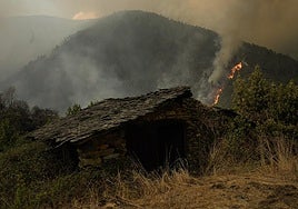 Avance de las llamas en Castro de Abaixo.