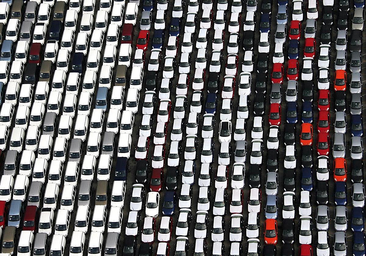 Coches alineados en la explanada del puerto de Valencia.