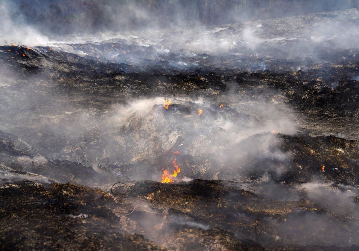 Imagem principal - acima, o fogo no aterro de um Rúa. Abaixo, outra imagem do incêndio e um caminhão vítima de fogo.