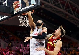 Goga Bitadze anota ante Juancho Hernangómez en el duelo entre Georgia y España.