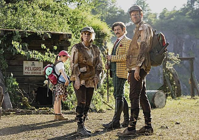 Anabel Alonso junto a Edu Soto y el actor portugués Gonçalo Diniz en 'Campamento Garra de Oso', rodada en parte en Barazar.